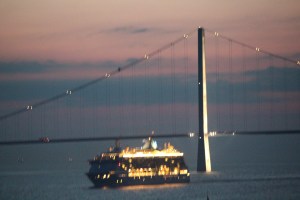 Passing another ship at the Ostbroen Bridge