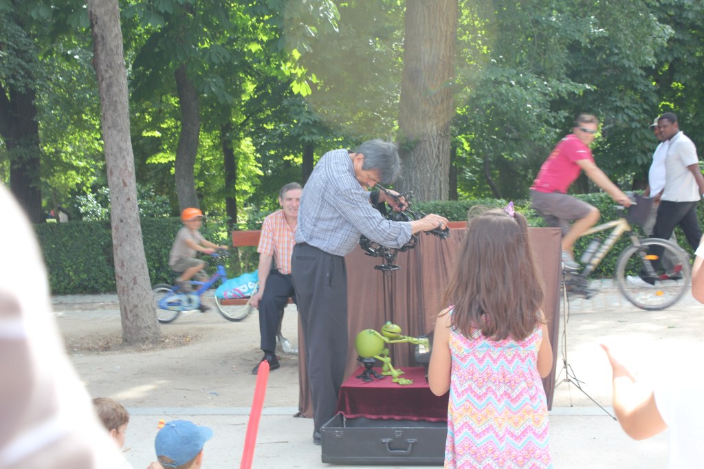 Puppeteer in Retiro Park, Madrid